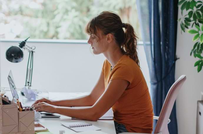 vrouw aan haar laptop