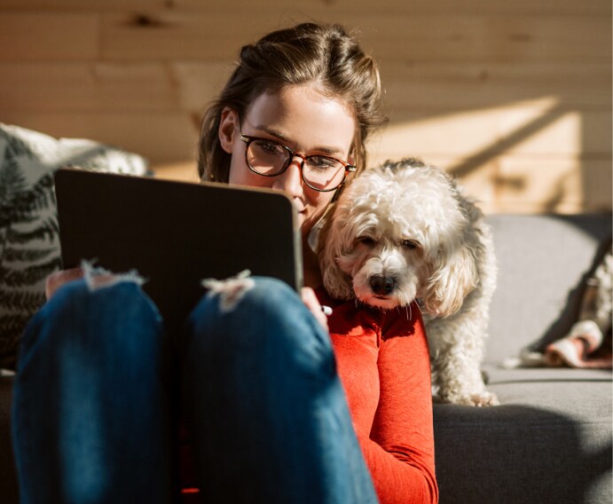 Vrouw thuis in gezelschap van hond.