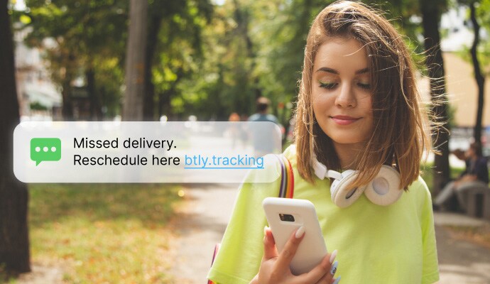 Bescherming van sms-berichten en oproepen - een vrouw leest haar berichten op haar telefoon