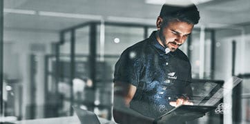 Een man die een tablet gebruikt